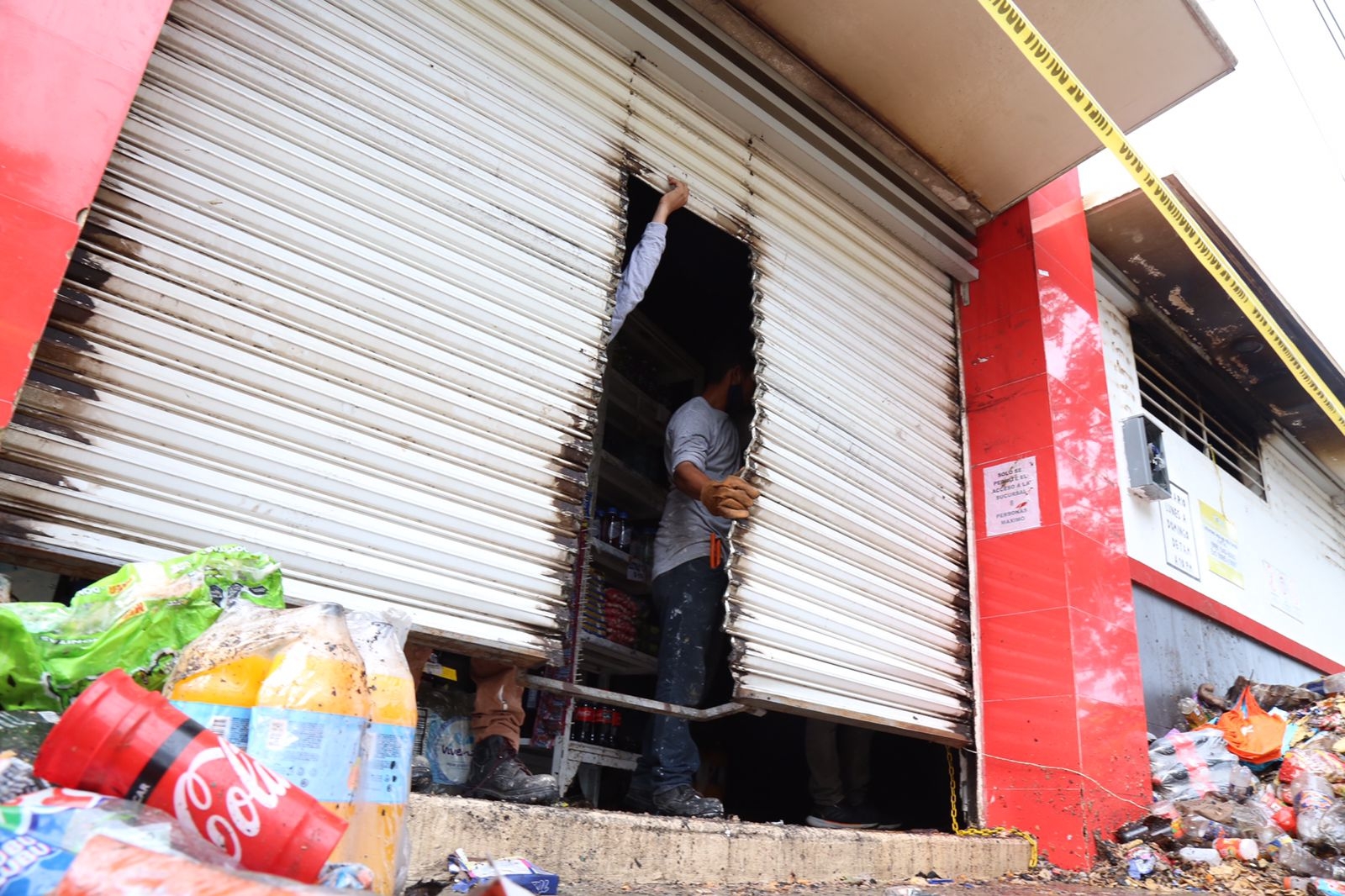 Bomberos controlan incendio de tienda de abarrotes Dunosusa en Mérida