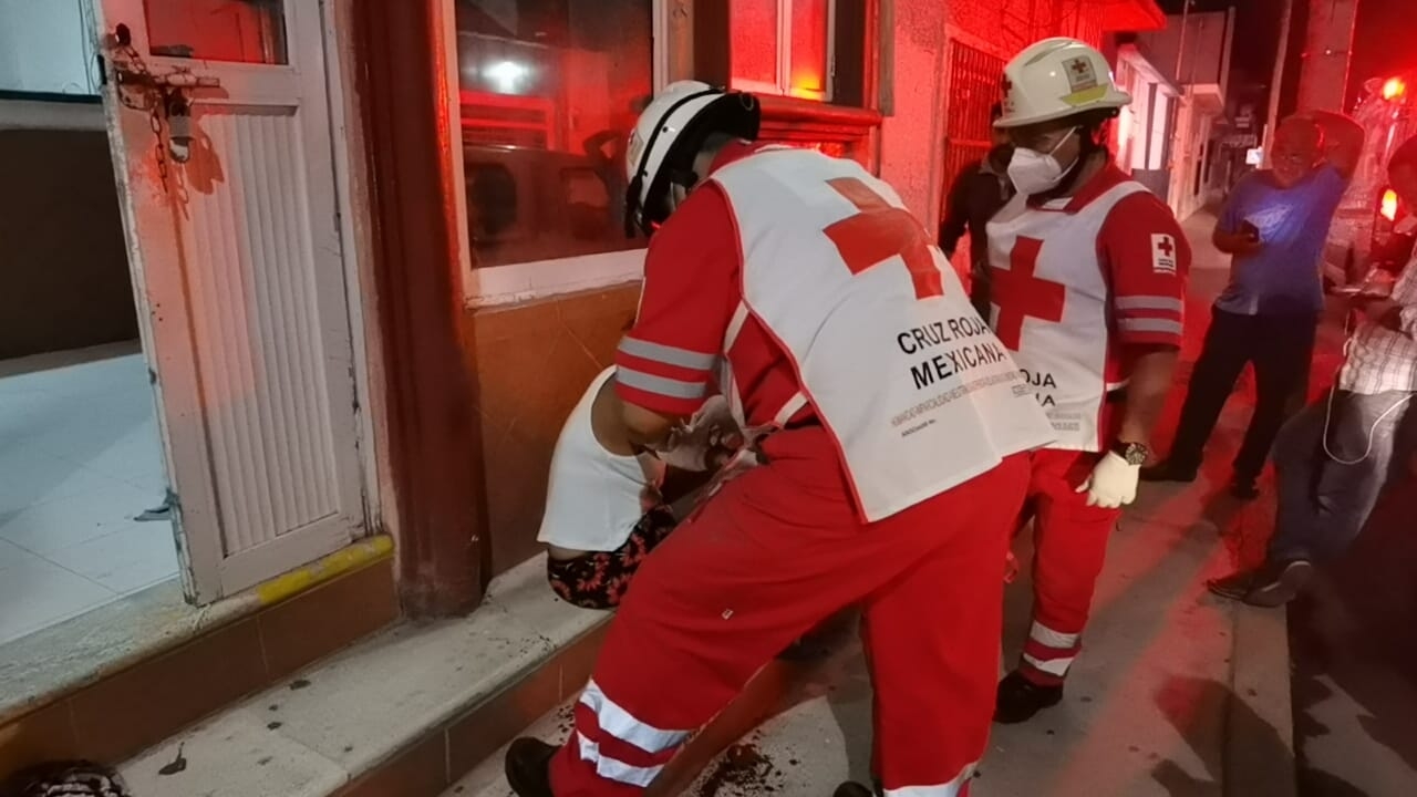 Socorristas de la Cruz Roja valoraron a la mujer en el lugar