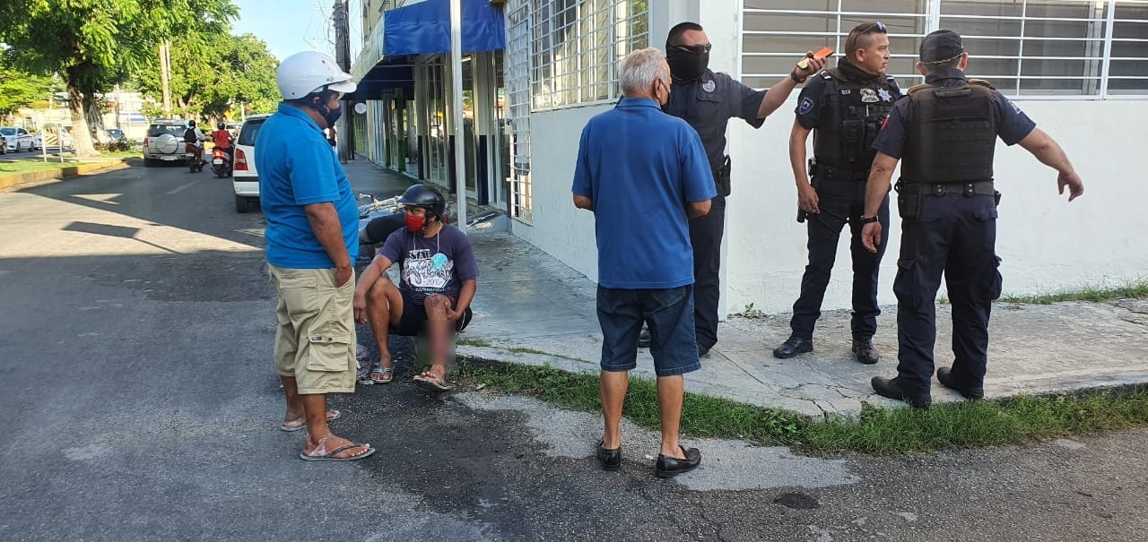 El motociclista herido permaneció en la banqueta en lo que llegaban los paramédicos de Cozumel para llevarlo al hospital