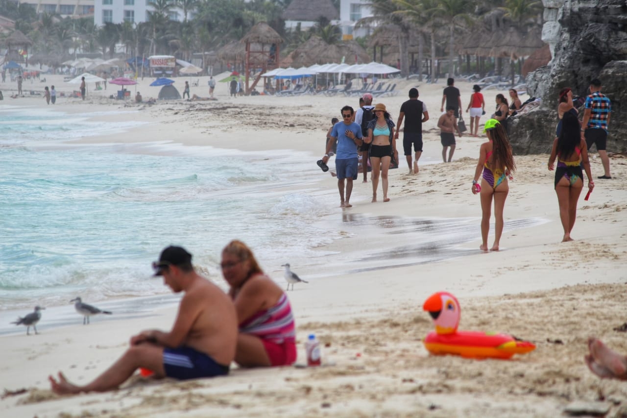 Con baja afluencia, bañistas disfrutan de las playas de la Zona Hotelera de Cancún