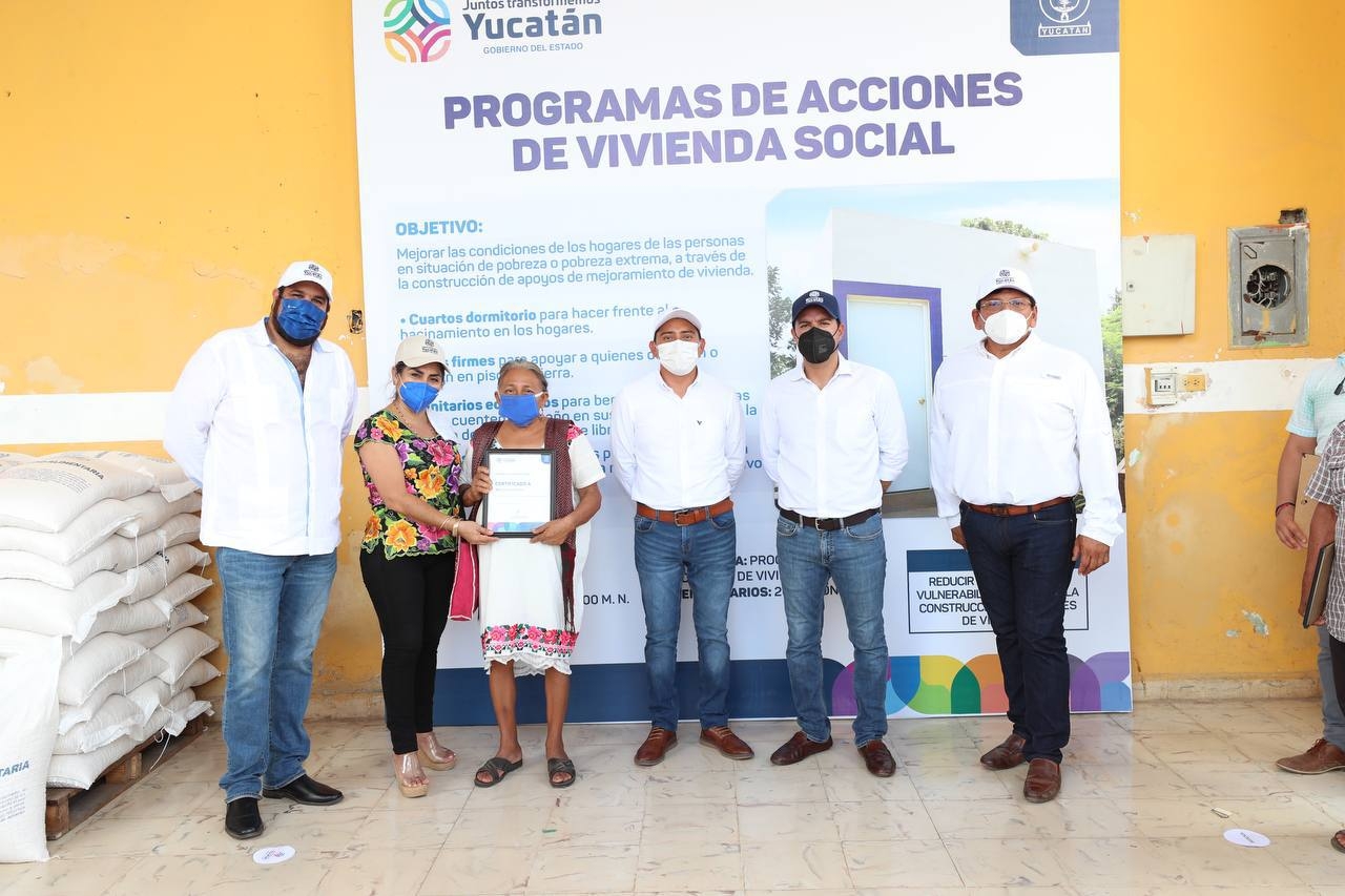 Mauricio Vila entrega 20 certificados de acciones de vivienda en Sotuta, Yucatán