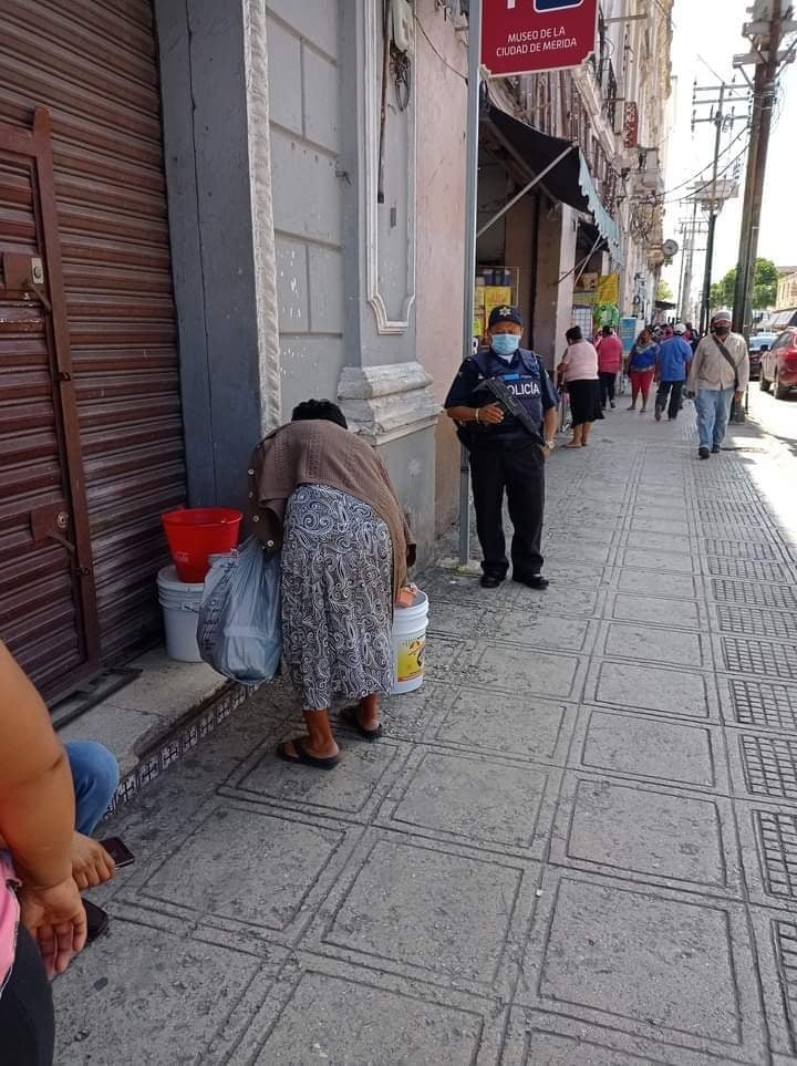 Policías municipales sacan a abuelita por vender dulces en el Centro de Mérida