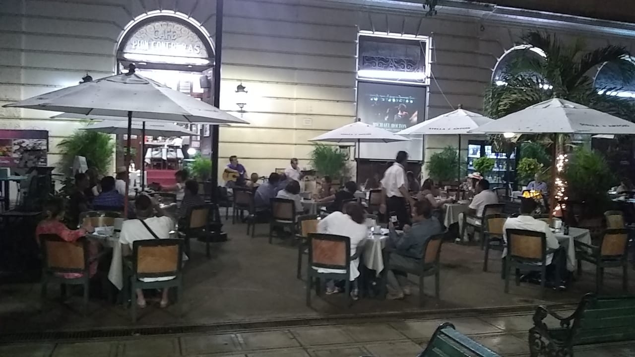 Restaurantes aún registran actividad la noche de este viernes