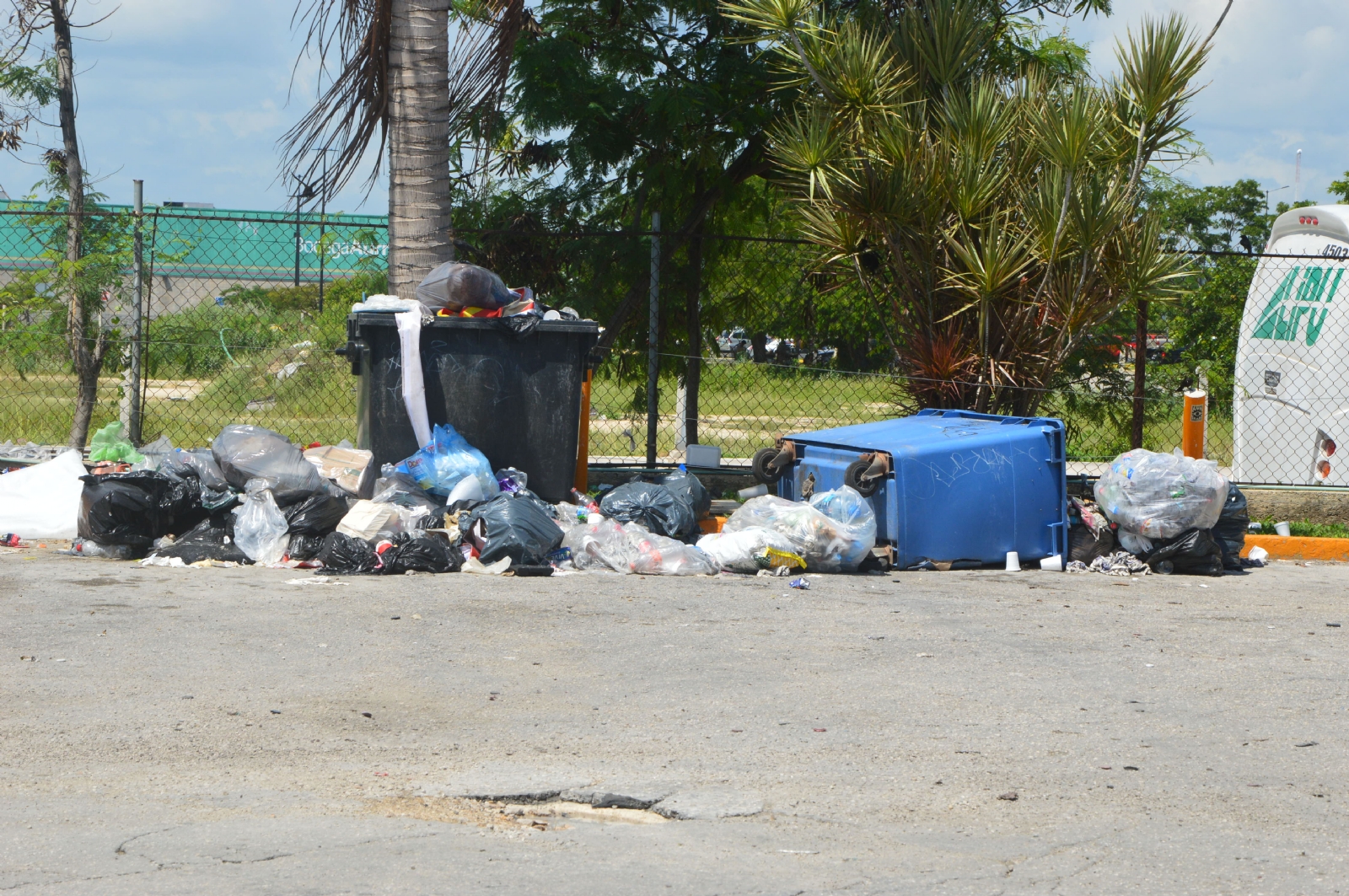 Los desechos se amontonan en las calles de Playa del Carmen, tras la falta de recoja de basura en la ciudad