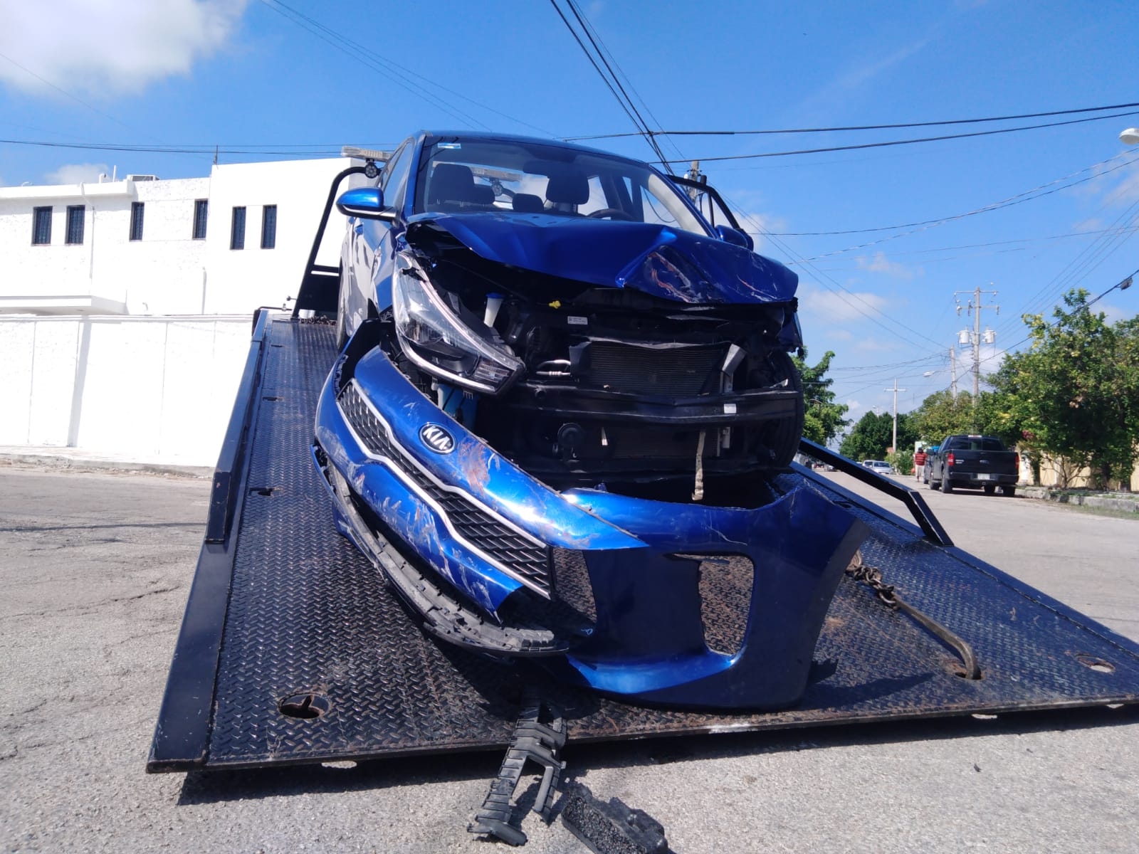 Auto se estrella contra camioneta Pick Up y termina 'destrozado'