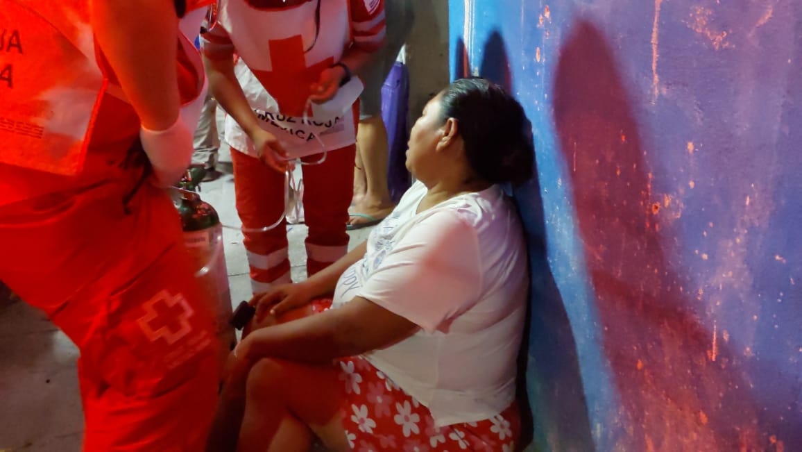 La mujer fue atendida por paramédicos de la Cruz Roja tras registrar una crisis nerviosa