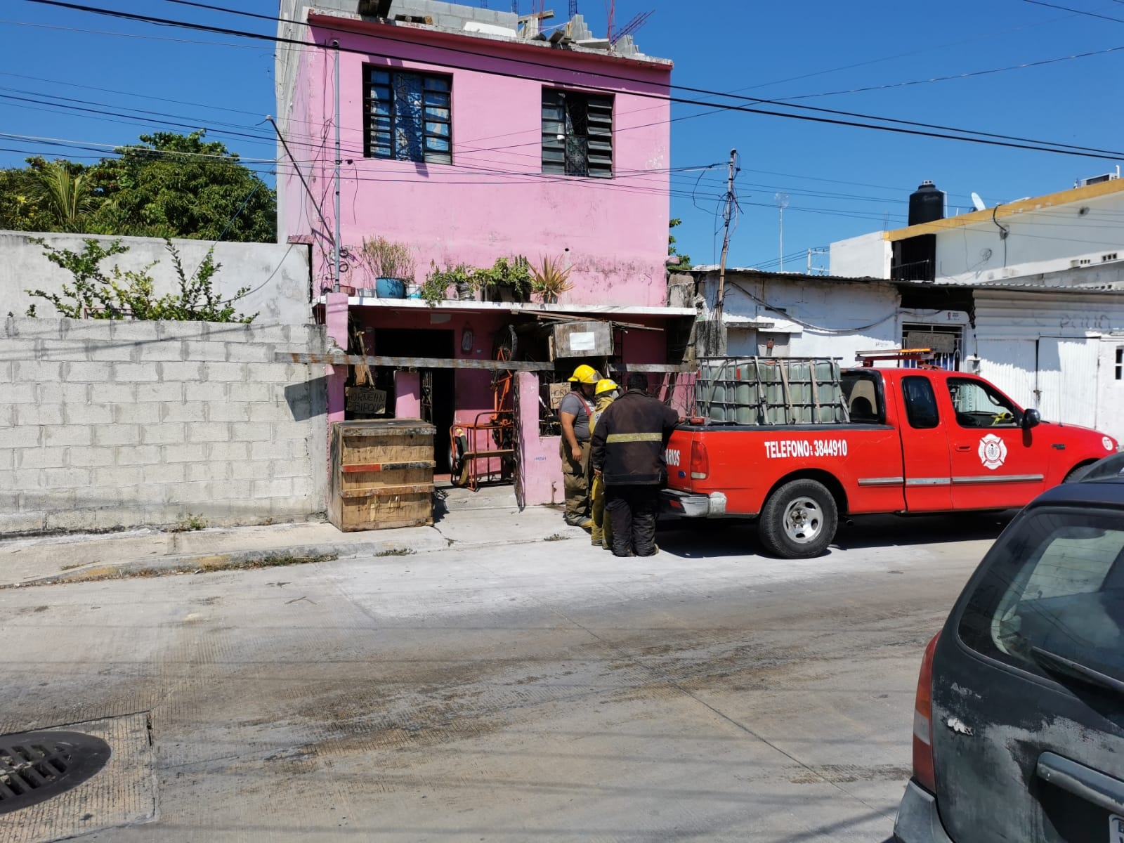 A la llegada de los traga humo, ingresaron al domicilio particular y corroboraron que ya se se encontraba controlado, ya que no era un incendio como tal, si no que el dueño quién elabora pan, le echó más leña al horno y esto causa que saliera más humo.