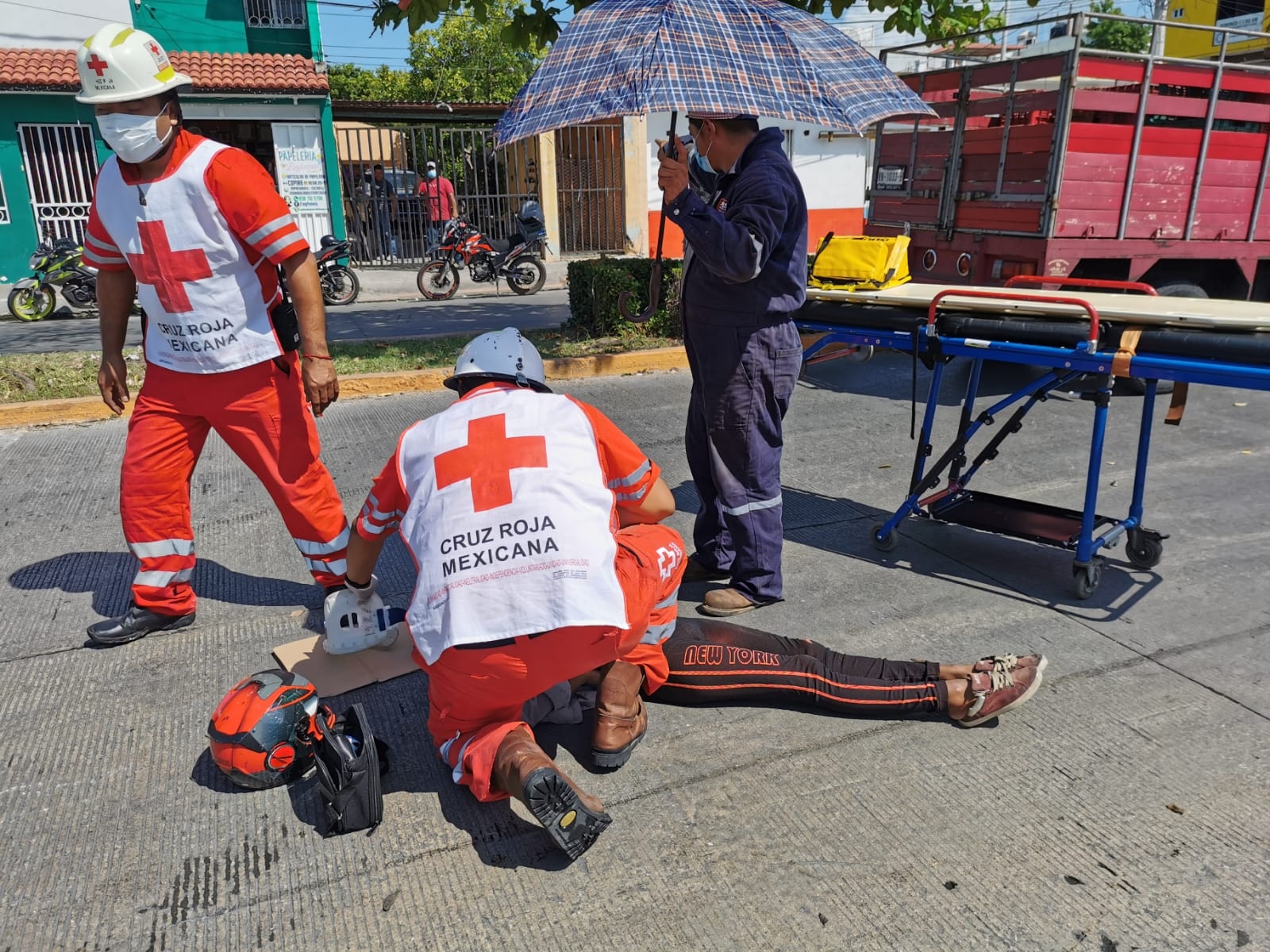 Su acompañante levantó la motocicleta y siguió a la unidad de emergencia hasta la sala del hospital