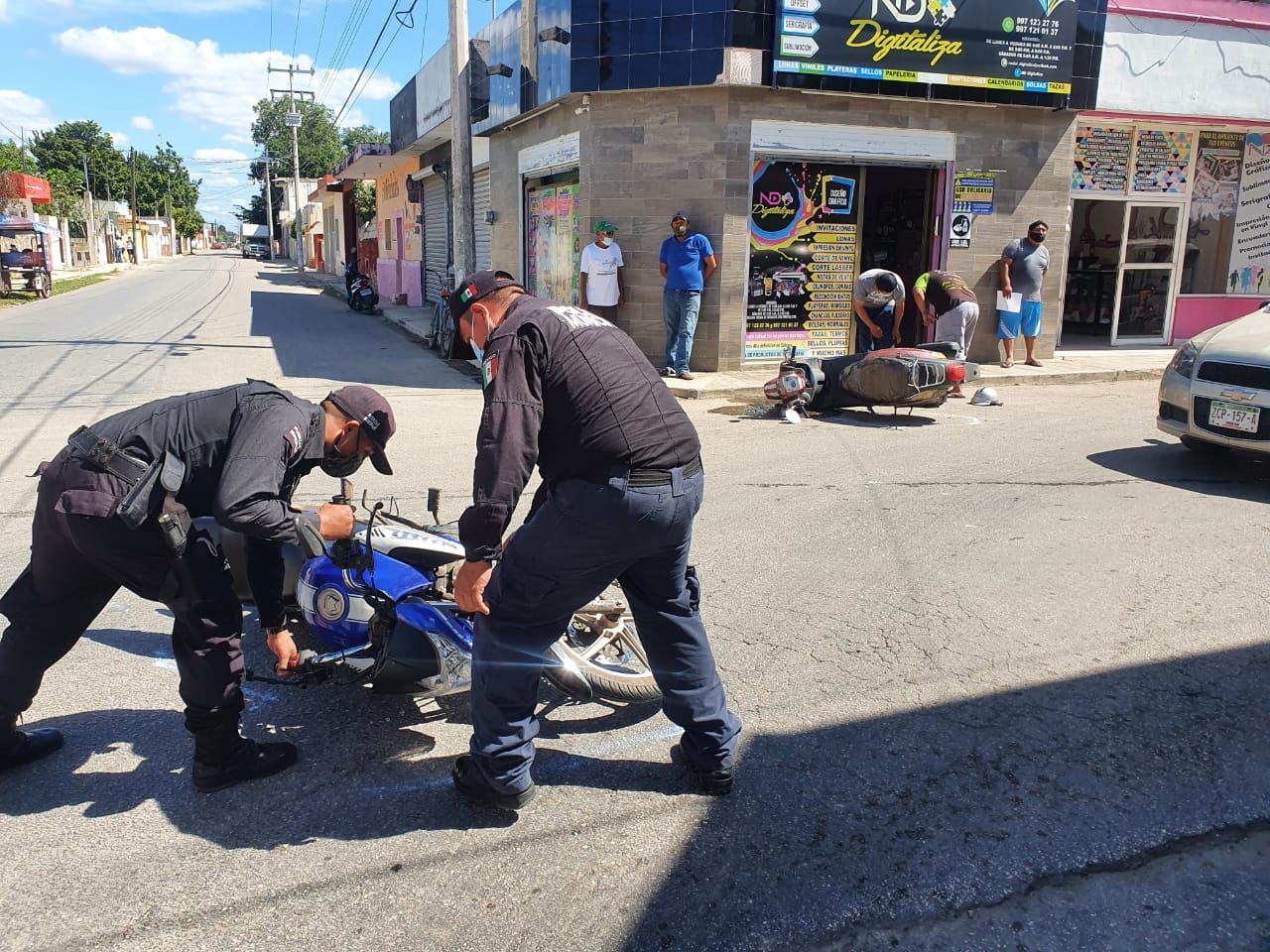 Automóvil se queda sin frenos e impacta a dos motos en Ticul, Yucatán