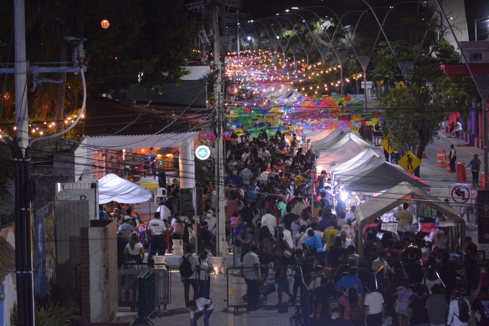 Más de 8 mil cancunenses se aglomeran a celebrar el Día de Muertos en Puerto Juárez: FOTOS