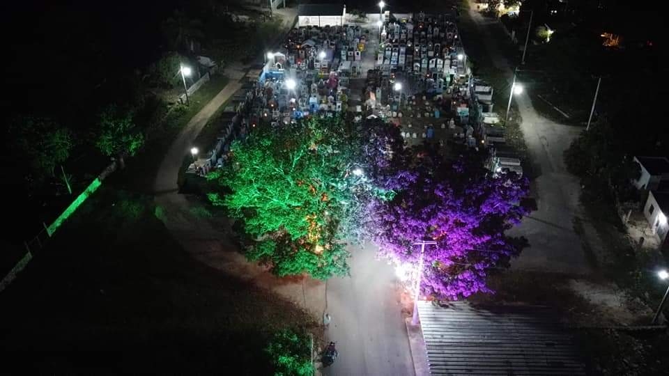 Iluminan cementerio general de Chocholá para celebrar el 'Día de Muertos'