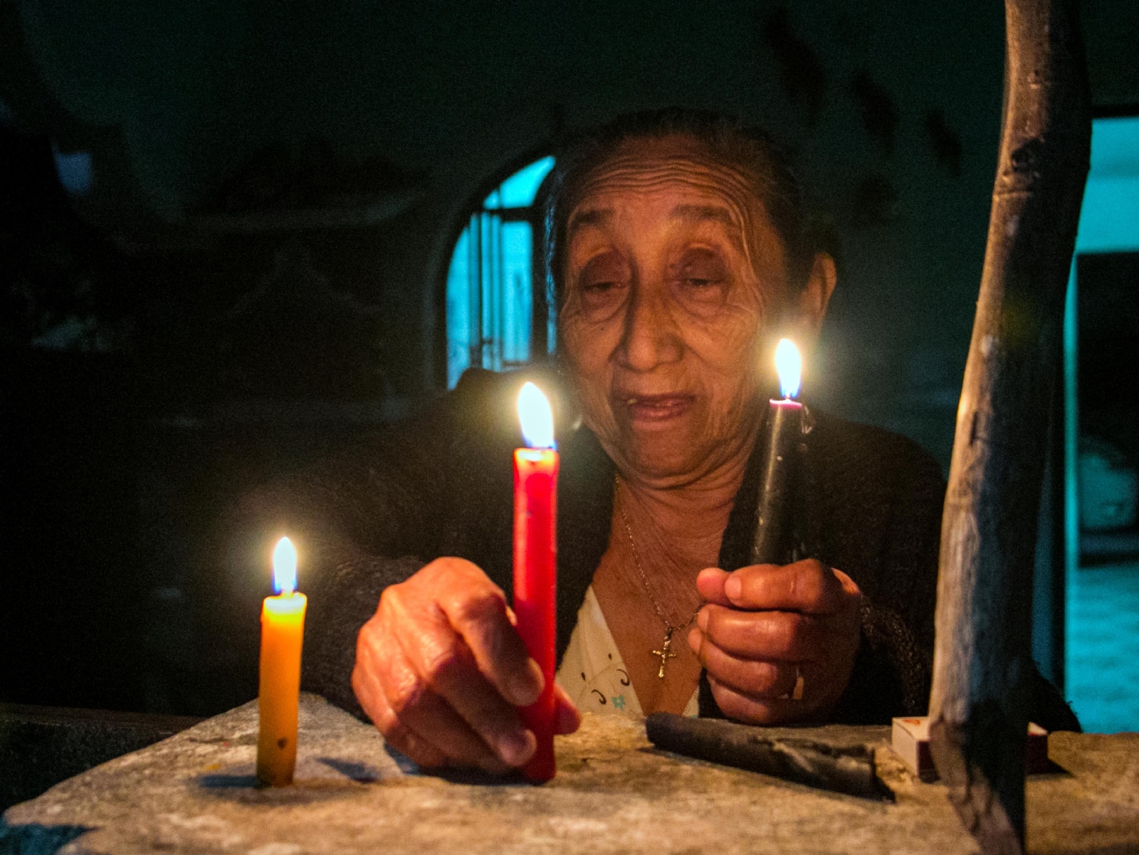 Familias iluminan con velas el camino de las ánimas en Chumayel, Yucatán