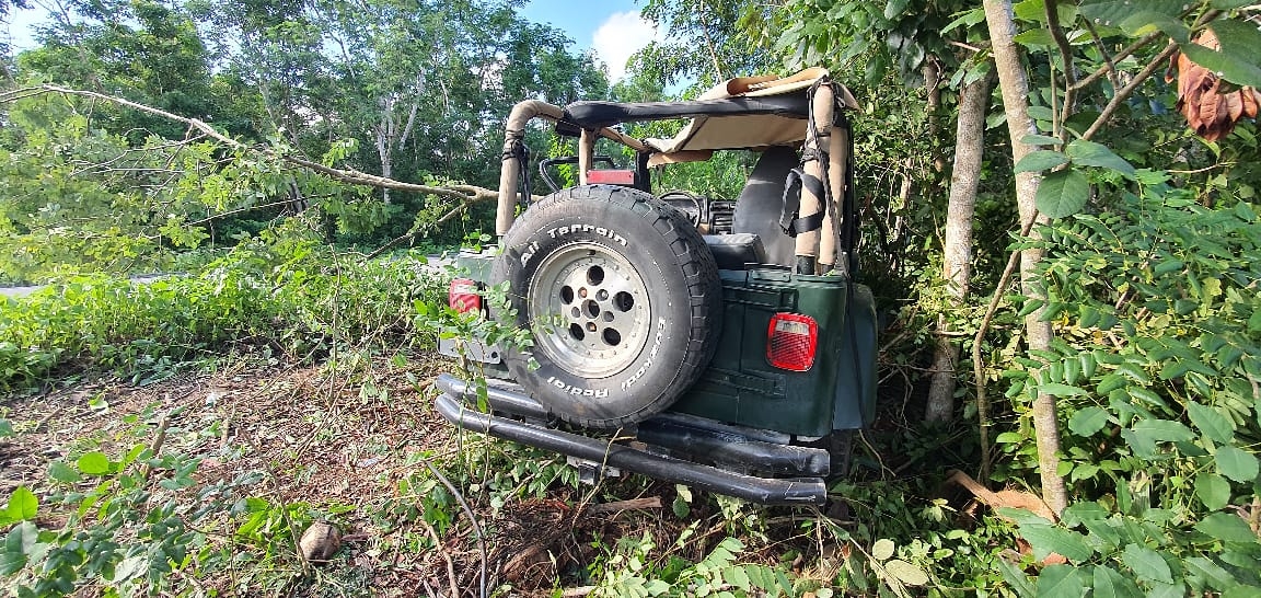 Turista termina dentro de la maleza tras perder el control de su vehículo en Cozumel