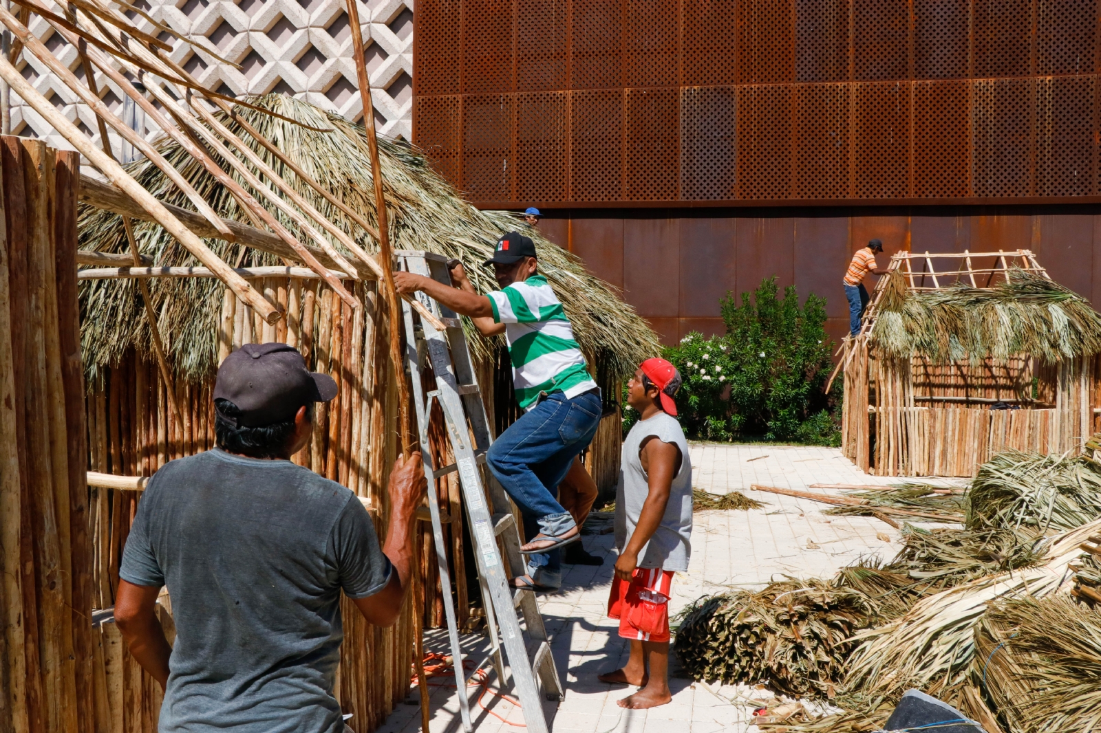 Los trabajadores, que llegaron desde el lunes, construirán 14 réplicas de viviendas tradicionales en las instalaciones del Centro de Convenciones Siglo XXI