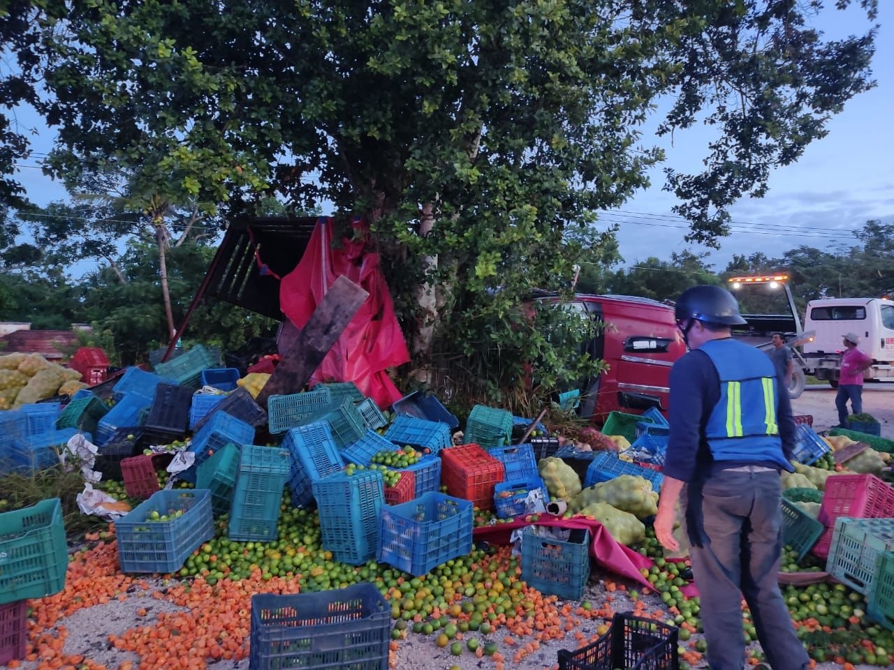 Vuelca camión cargado de verduras sobre la carretera Cancún-Leona Vicario