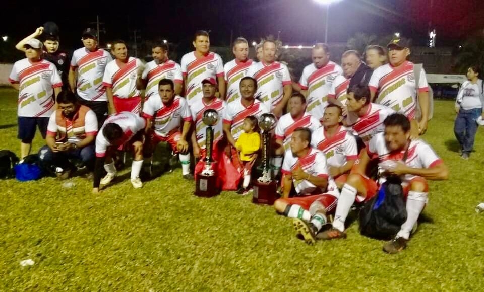 Ejidatarios de Bonfil se coronan campeones de la Liga Municipal de Futbol de Veteranos Cancún