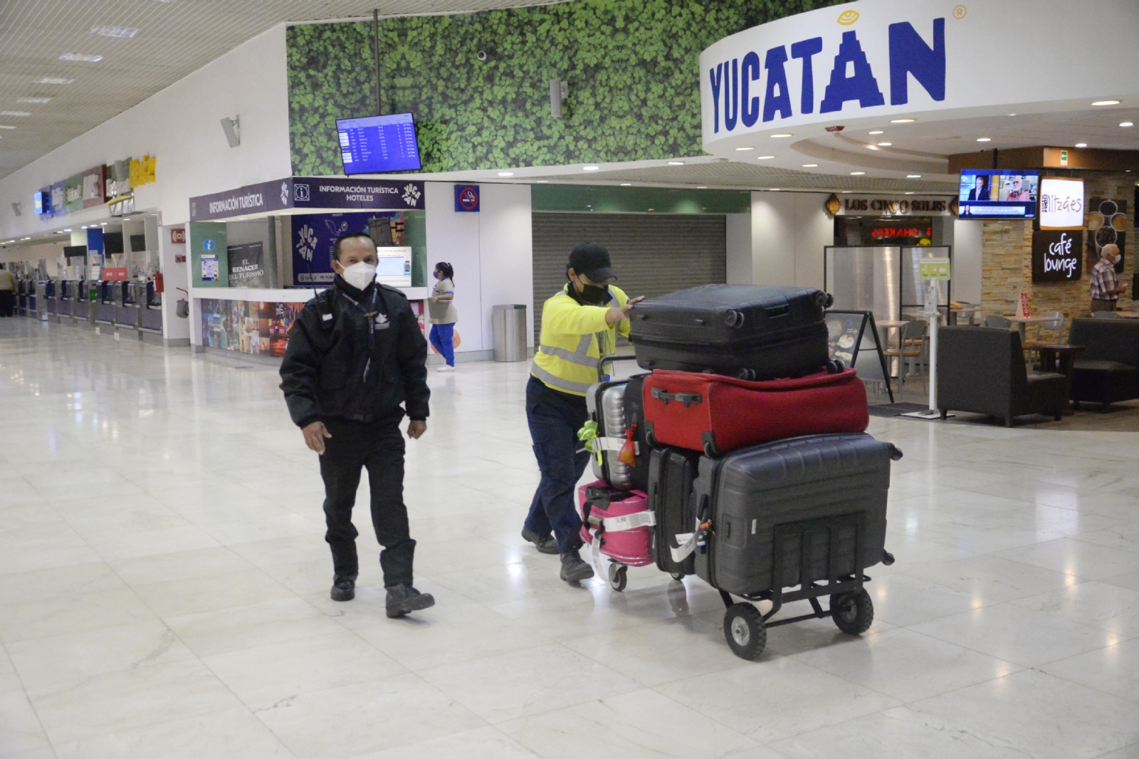 El personal de la compañía aérea envió las maletas de los pasajeros afectados a la banda del sector Sur, donde revisarían el contenido del equipaje