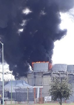 Un incendio en la refinería de Pemex en Cadereyta, Nuevo León, fue reportado la tarde de este viernes.