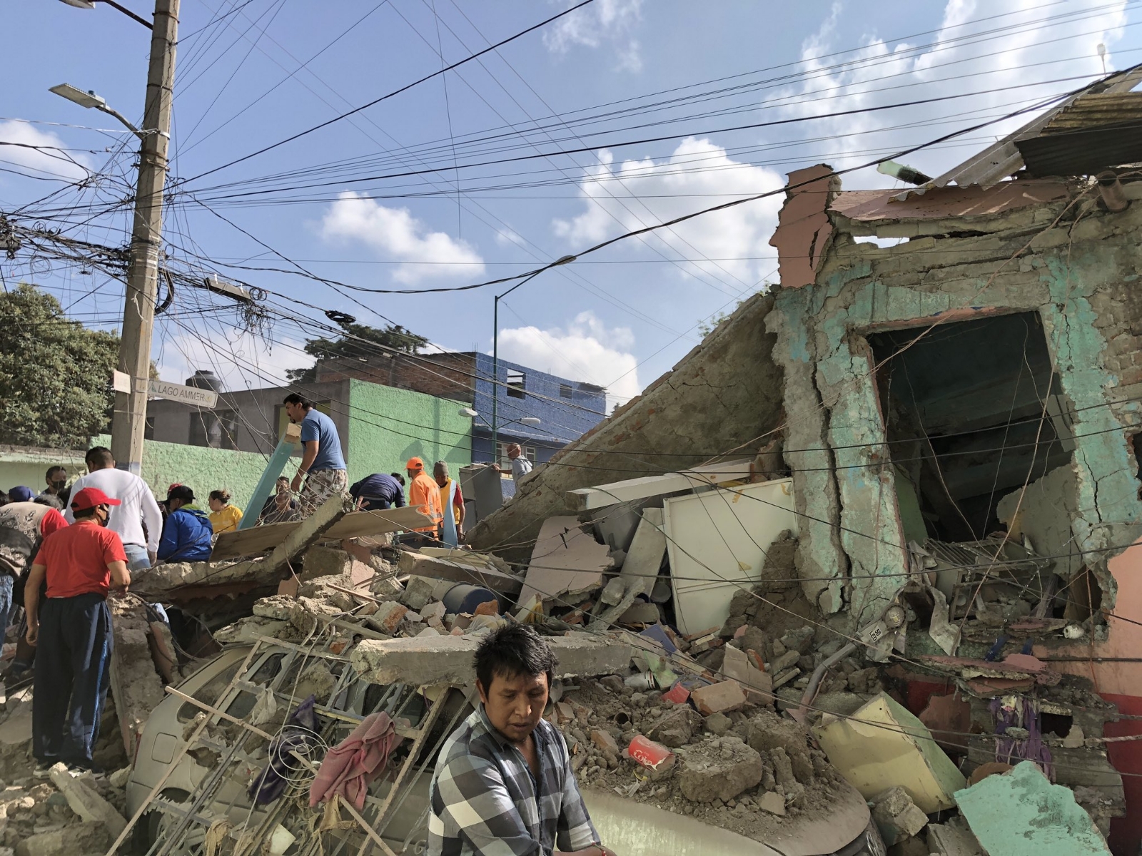 Se registra fuerte explosión y derrumbe de vivienda en la Alcaldía Miguel Hidalgo en CDMX