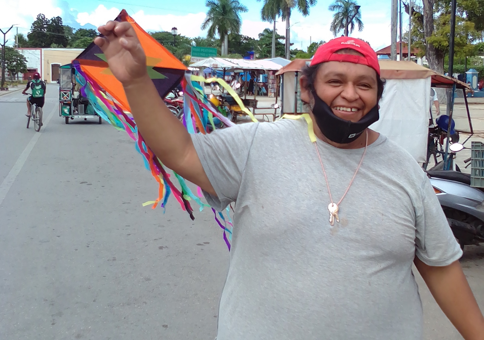 Artista del papalote trae alegría a los niños de Tixkokob, Yucatán