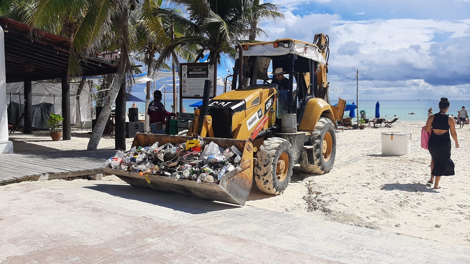 En la limpieza de arenales, se han encontrado cantidades de basura enterrada en Playa del Carmen