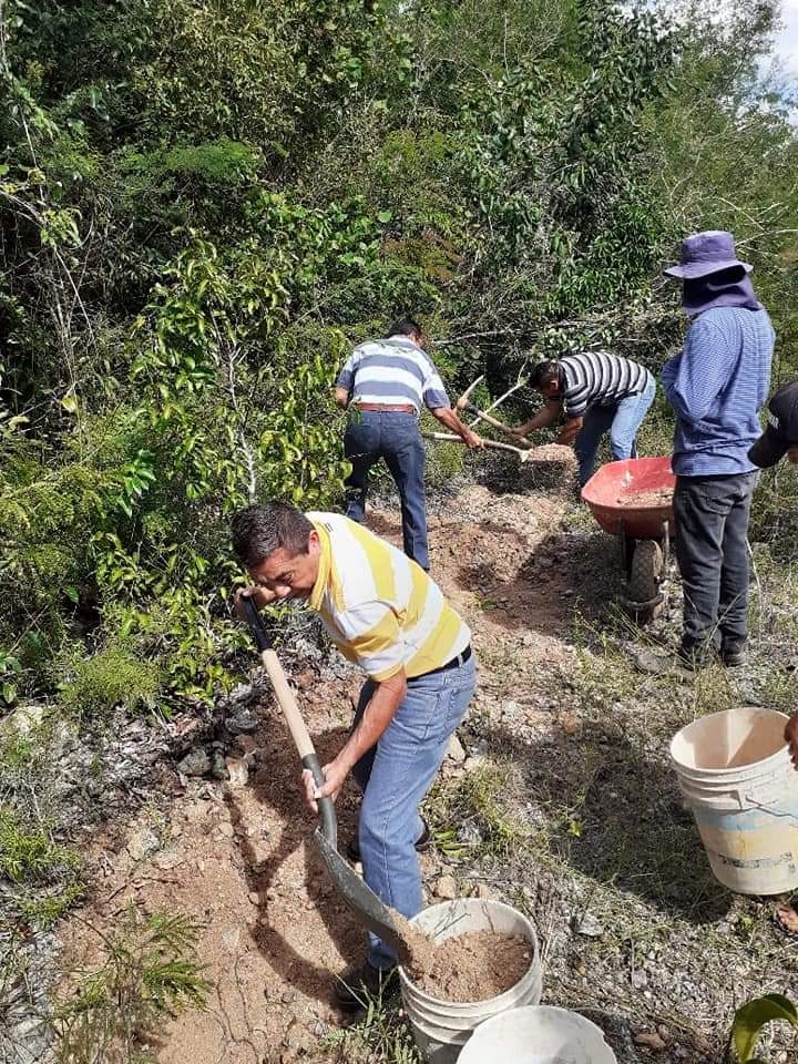 De manera voluntaria, los maestros carrilloportenses aportan sus recursos, tiempo y esfuerzo para el bacheo del la vía que lleva a sus escuelas