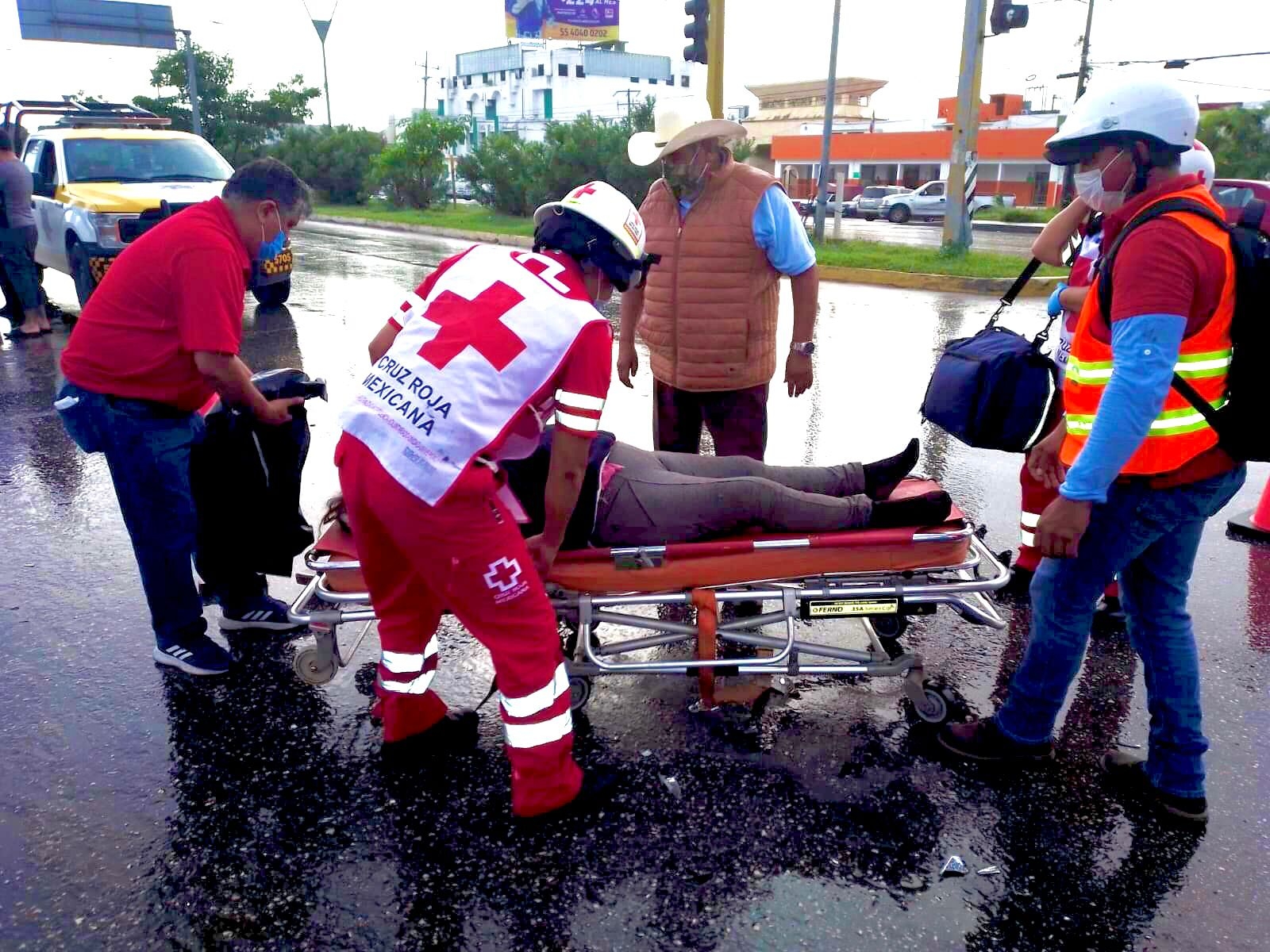 Motociclista choca contra combi de pasajeros en Cancún, hay dos lesionados