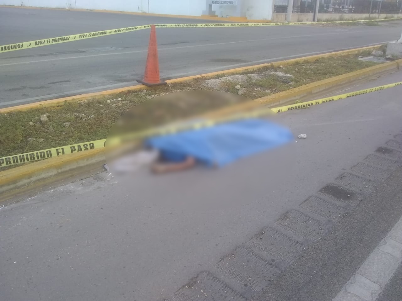 El cuerpo quedó a un costado de la carretera, frente a una gasolinera