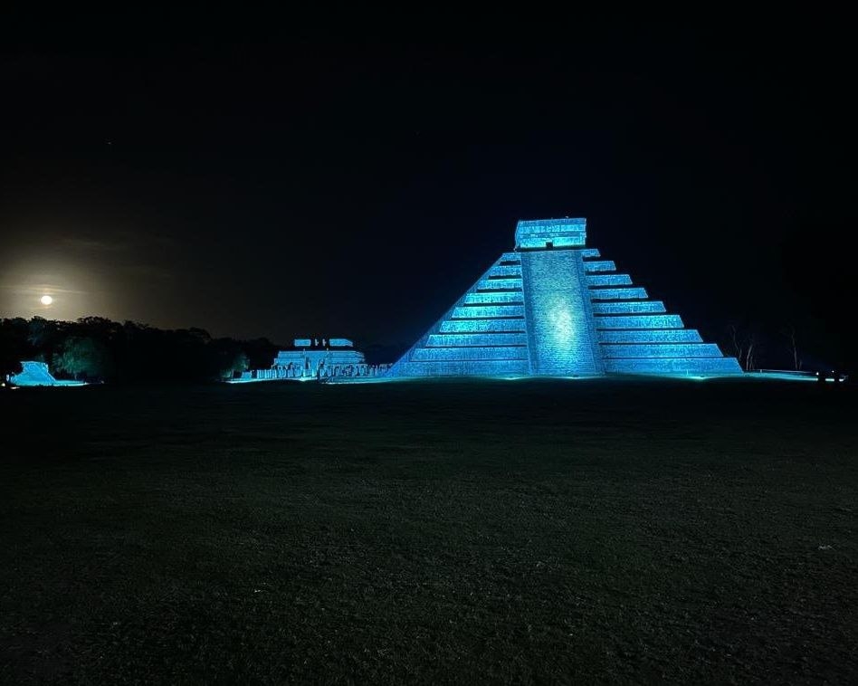 La pirámide lucía así esta noche