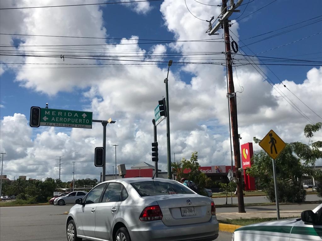 La falla en semáforos de Cancún pone en peligro la vida de los automovilistas