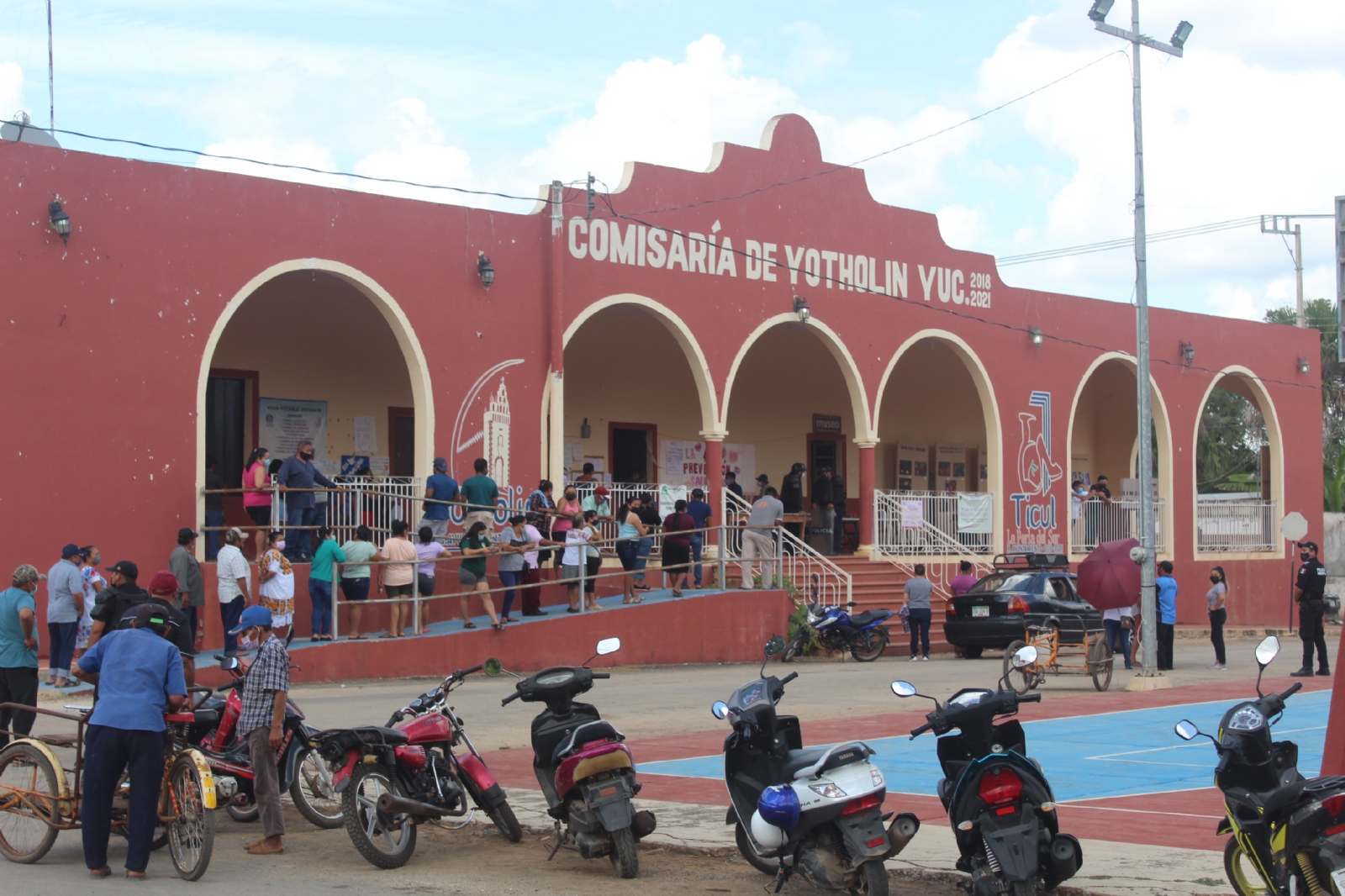 Las urnas fueron colocadas en la comisaría municipal, donde se formó una larga fila de votantes, además de la vigilancia policiaca pertinente para el caso