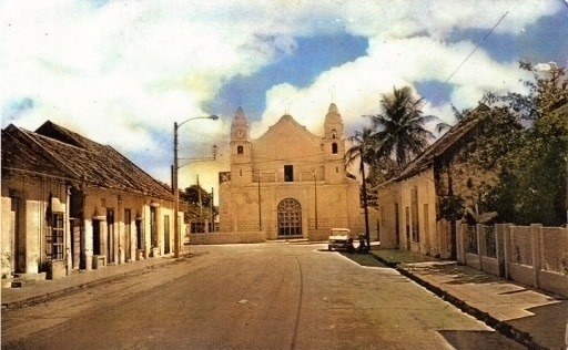 El templo de la Virgen de la Asunción también fue amenazada por el fuego; los pobladores sacaron la imagen entre cantos y oraciones para ponerla a salvo