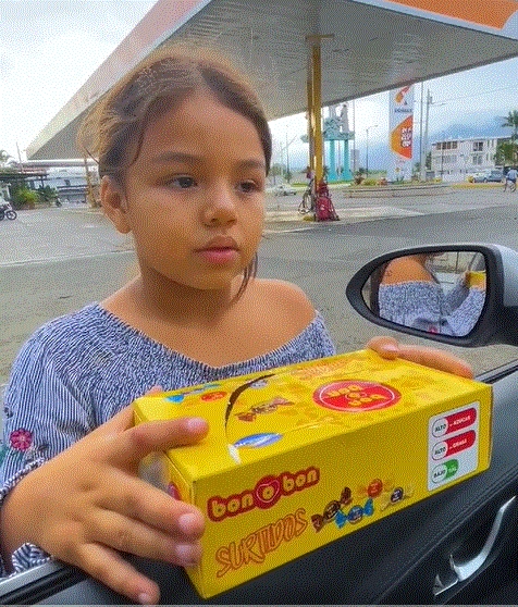 Niña que vende dulces en la calle sorprende a turistas al hablar cuatro idiomas: VIDEO