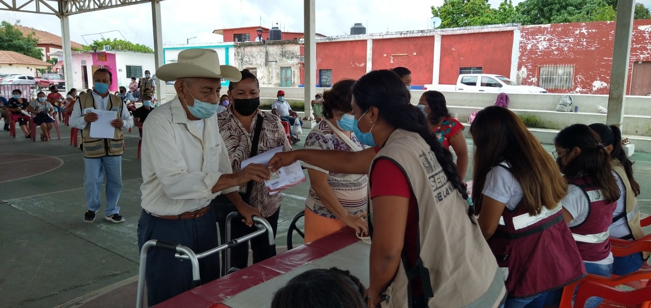 Los primeros adultos mayores reciben su tarjeta