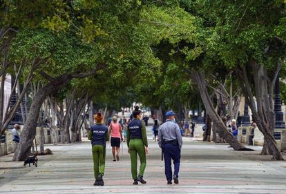 La policía disuadió a varios manifestantes por su fuerte presencia en la calle