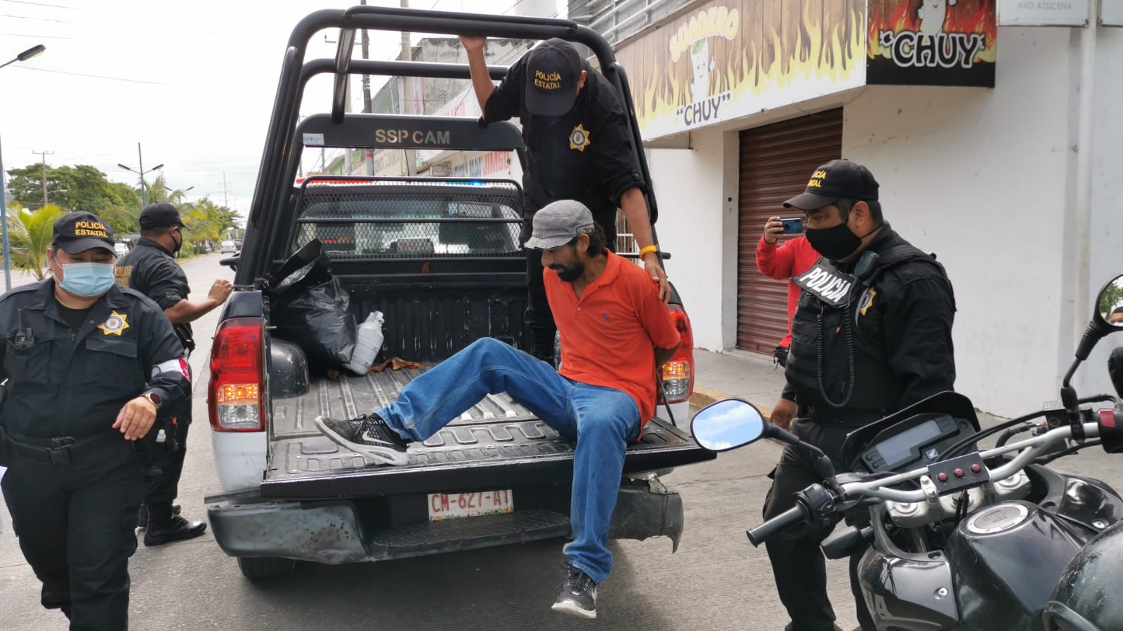 El ladrón y uno de los vigilantes terminaron ensangrentados tras la pelea