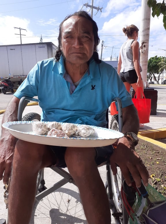 'Chabelo' vende pepitas tras quedar postrado en una silla de ruedas en Cozumel; era pescador