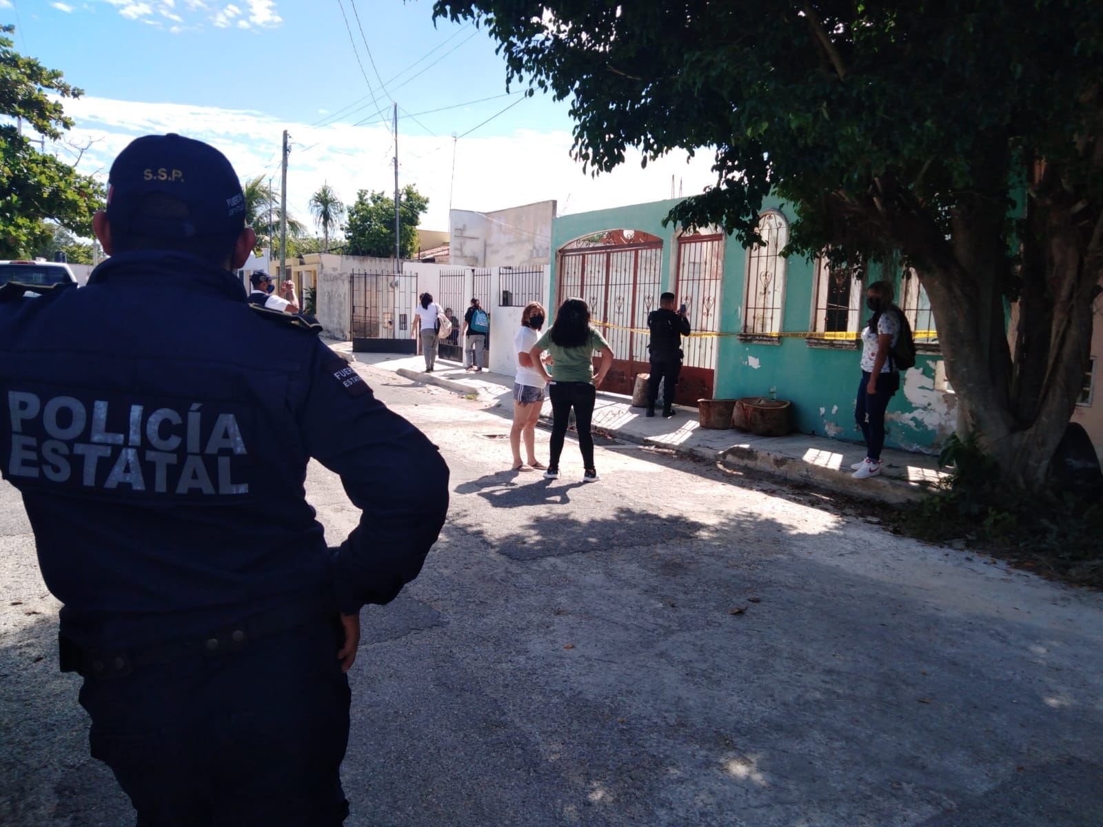 Al lugar llegar vecinos y elementos policiales para llevar a cabo las diligencias de necesarias