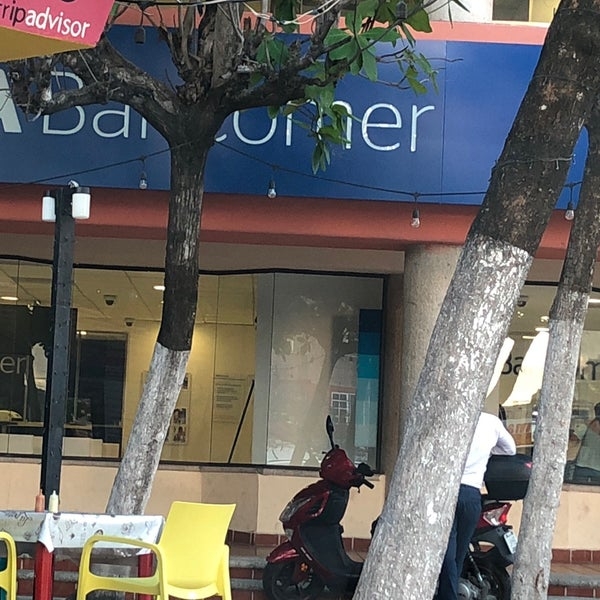 Delincuentes intentar robar casi un mdp a una mujer afuera del Bancomer de la SM 28 de Cancún