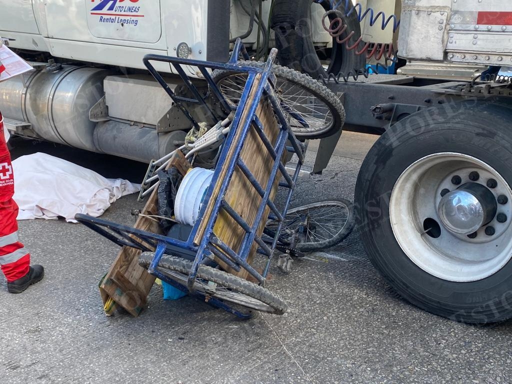 Un hombre de 84 años de edad que circulaba en su triciclo cruzó la avenida sin tomar precaución siendo impactado por el tráiler