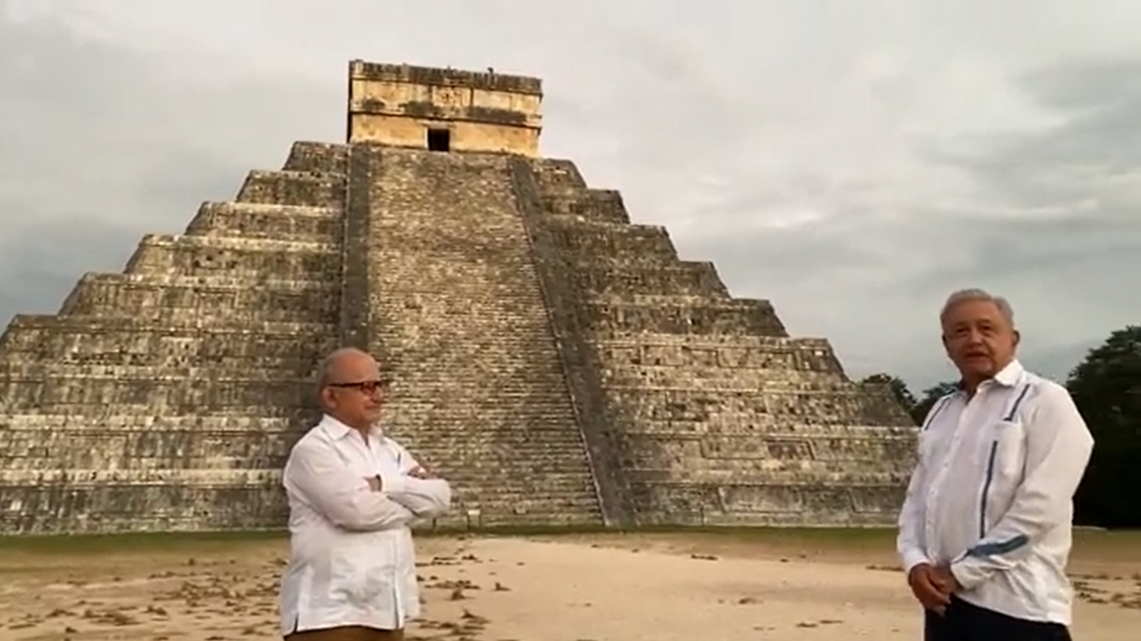 AMLO visitando las piramides en Chichen Itzá