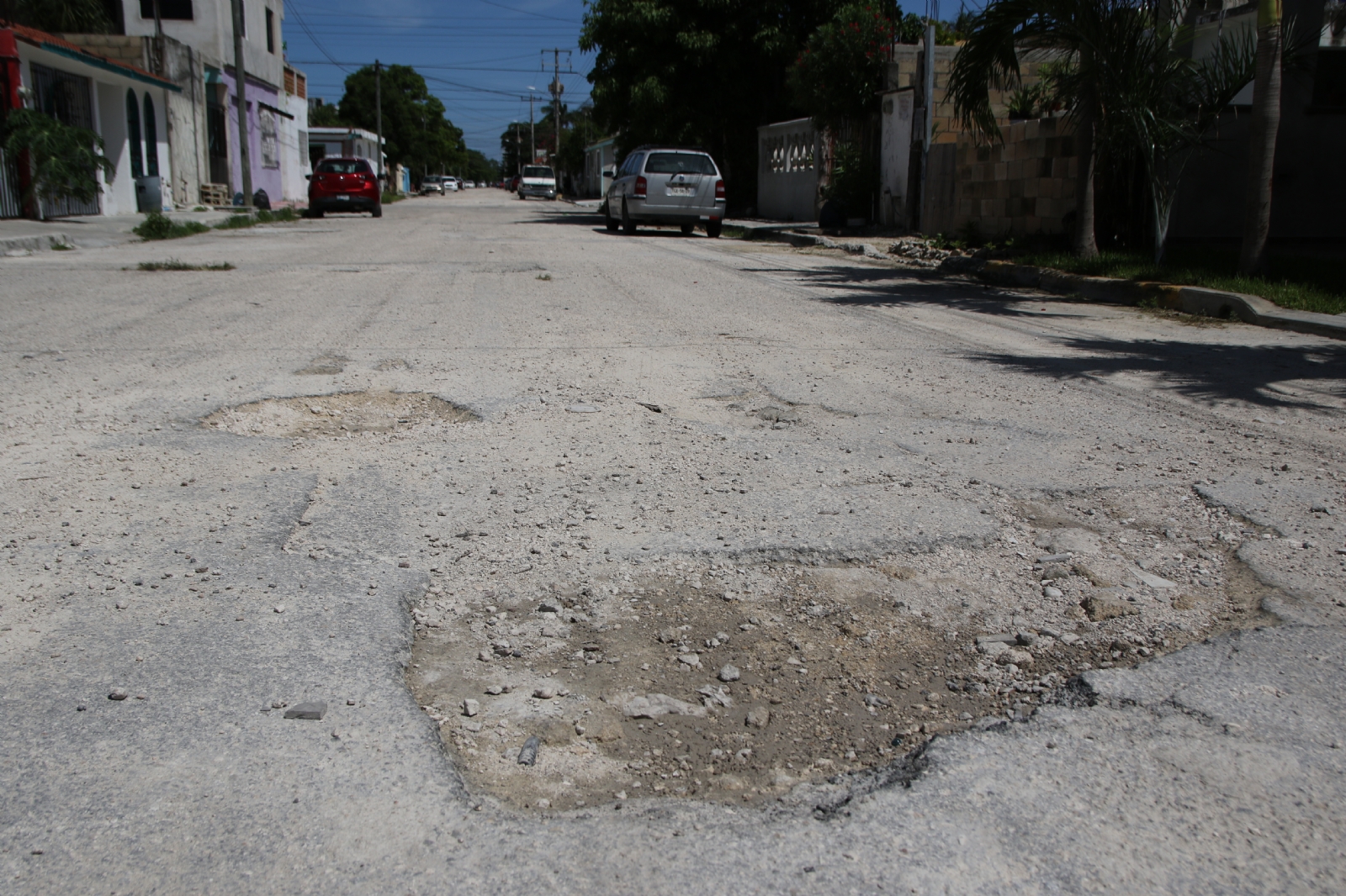 Ayuntamiento de Cancún, sin destinar personal para reparar baches en colonias, denuncian