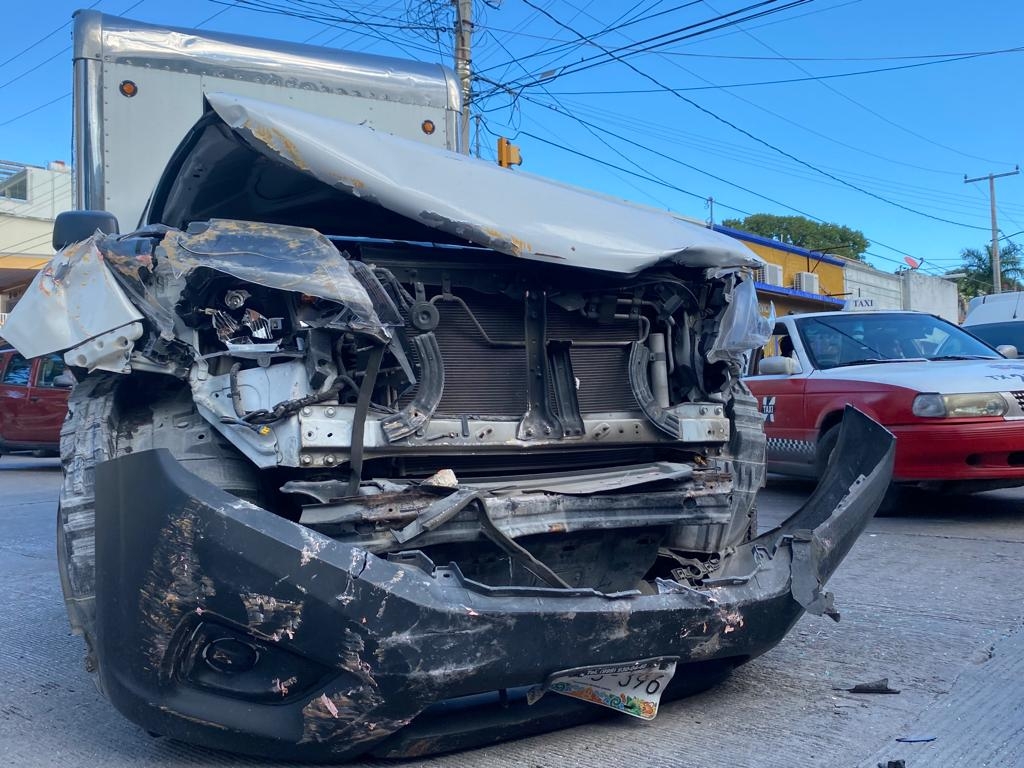 Choque automovilístico deja daños materiales en una casa de Ciudad del Carmen