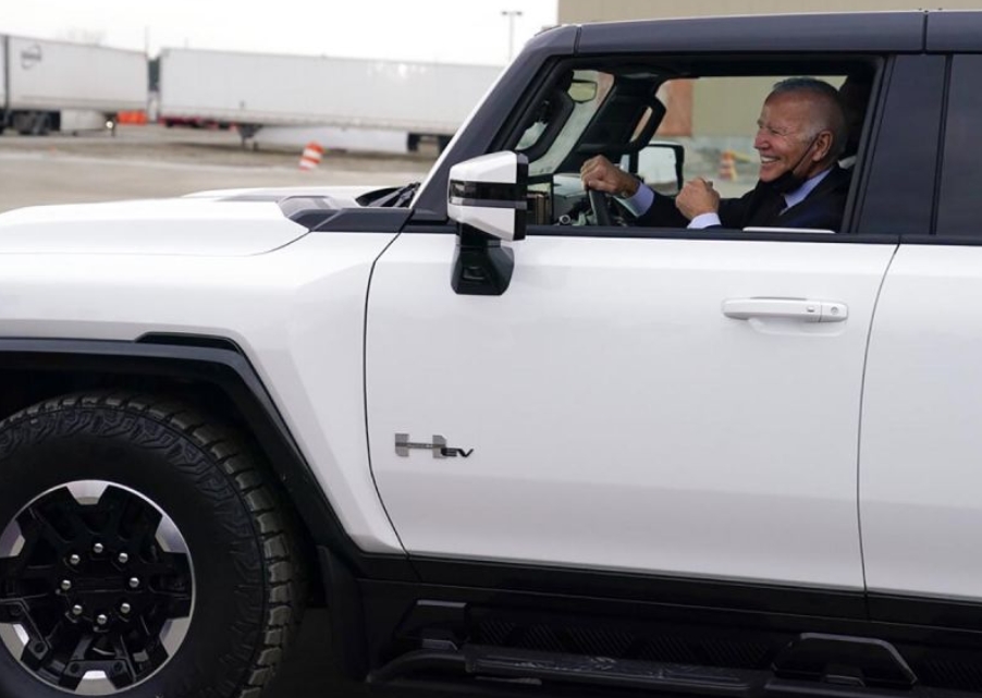 Con el objetivo de promocionar miles de millones en inversiones en vehículos eléctricos, Joe Biden, presidente de Estados Unidos, se subió a un Hummer eléctrico