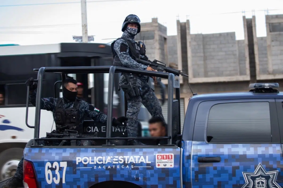 Hallan 10 cuerpos colgados de un puente en Zacatecas