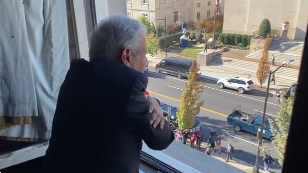 AMLO saluda a paisanos desde el balcón Instituto Cultural Mexicano en Washington: VIDEO