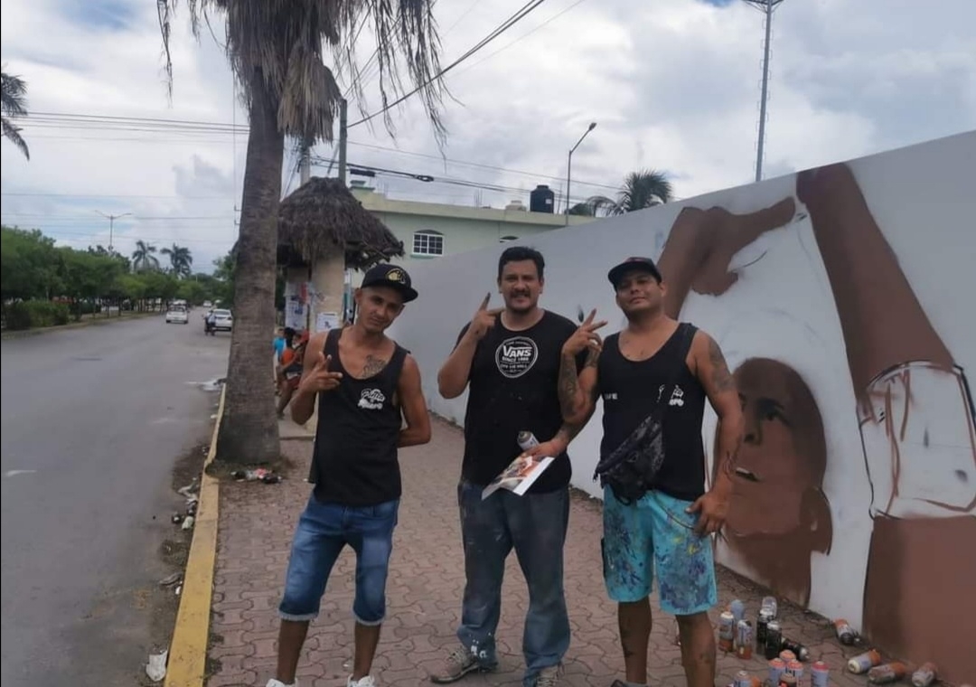 'Dizzer One' (Izq.) llegó a Quintana Roo para realizar un mural, contratado por un cliente privado en Cancúnj