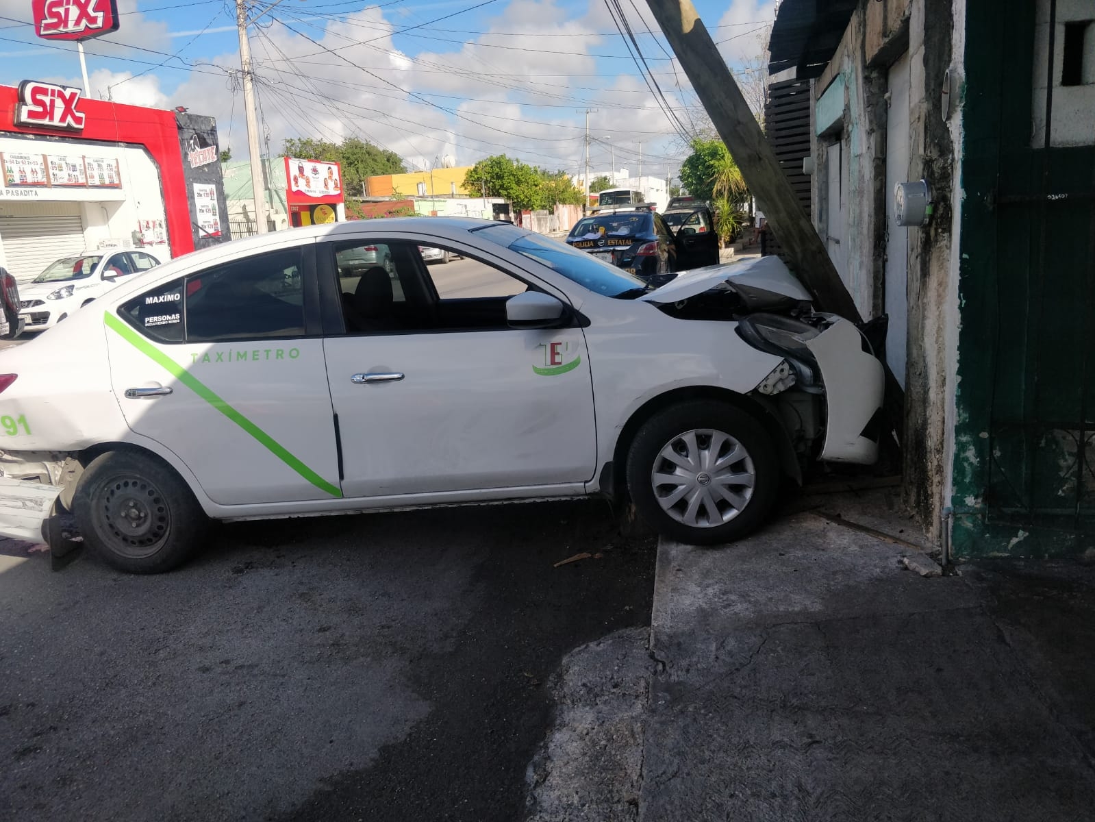 Taxi se estrella contra un poste en la colonia Mercedes Barrera de Mérida