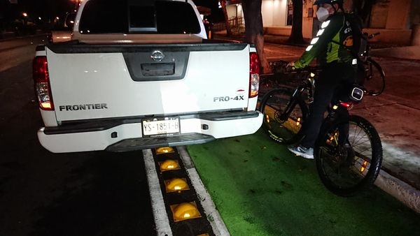 La camioneta se encontraba obstruyendo la ciclovía sobre Paseo de Montejo, en Mérida