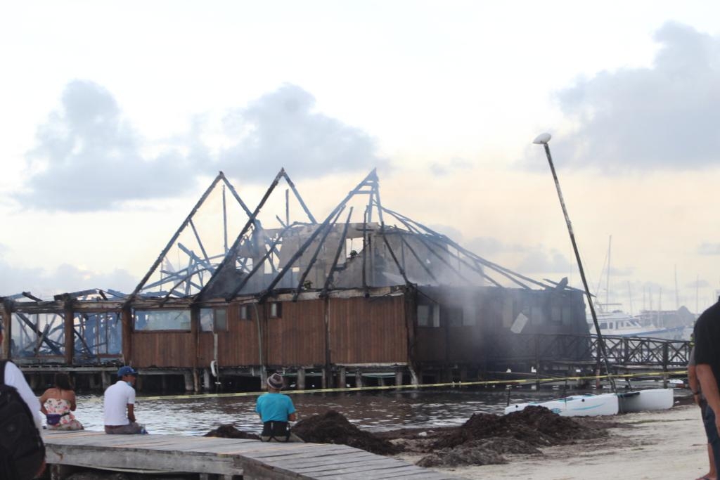 Se incendia palapa de restaurante en Playa las Perlas de Cancún